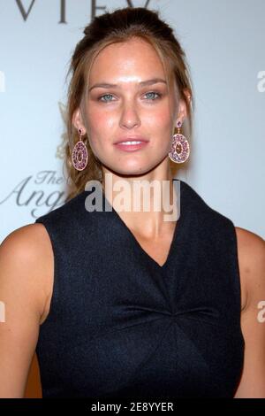 Il modello Bar Refaeli arriva per la palla Angel della G and P Foundation, che si tiene presso il Marriott Marquis Hotel di New York City, NY, USA il 29 ottobre 2007. Foto di Jim Rock/ABACAPRESS.COM Foto Stock