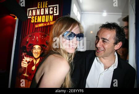 Elie Semoun e la sua fidanzata Juliette partecipano alla festa di lancio del suo nuovo DVD 'Elie Annonce Semoun' che si è tenuto alla Villa di Parigi, in Francia, il 29 ottobre 2007. Foto di Denis Guignebourg/ABACAPRESS.COM Foto Stock