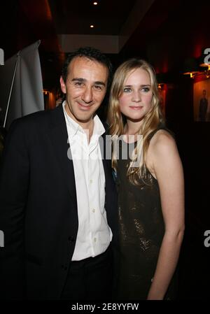 Elie Semoun e la sua fidanzata Juliette partecipano alla festa di lancio del suo nuovo DVD 'Elie Annonce Semoun' che si è tenuto alla Villa di Parigi, in Francia, il 29 ottobre 2007. Foto di Denis Guignebourg/ABACAPRESS.COM Foto Stock