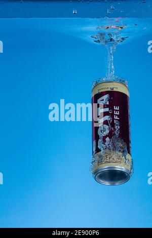 Fermo immagine di un lattino di Costa Coffee caduto in acqua. Foto Stock