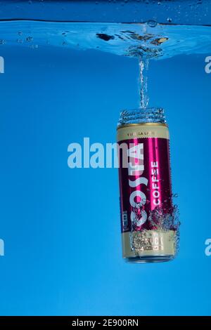 Fermo immagine di un lattino di Costa Coffee caduto in acqua. Foto Stock