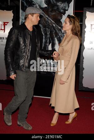 Brad Pitt e Angelina Jolie partecipano alla prima 'Beowulf', tenutasi al Westwood Village Theatre di Los Angeles, CA, USA il 5 novembre 2007. Foto di Lionel Hahn/ABACAPRESS.COM Foto Stock