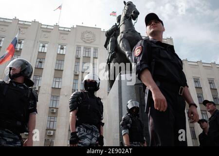 Krasnodar, Russia - 10 agosto 2019: La polizia si trova in un cordone in un raduno di opposizione non sanzionato. Soppressione dei diritti e delle libertà in Russia. Foto Stock