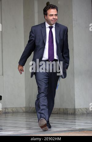 JM attaccato al ministro dell'Economia Luc Chatel lascia il consiglio dei ministri al palazzo Elysee a Parigi, in Francia, l'8 novembre 2007. Foto di Mehdi Taamallah/ABACAPRESS.COM Foto Stock