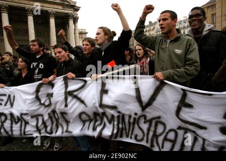 Gli studenti manifestano contro le riforme universitarie di fronte al Pantheon a Parigi, in Francia, l'8 novembre 2007. Gli studenti di più di una dozzina di campus in tutta la Francia hanno protestato contro una nuova legge secondo cui le grandi imprese daranno troppo voce in capitolo alle università. Fino a 3,000 studenti che portavano bandiere con la scritta "le nostre facoltà sono aperte ai bambini dei lavoratori e chiuse a interessi privati" marciarono nella città occidentale di Rennes, mentre si tennero proteste a Tolosa, Nanterre, Parigi e a Perpignan, Pau, Grenoble, Montpellier e Caen. Foto di Mehdi Taamallah/ABACAPRESS.COM Foto Stock