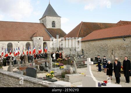 Elisabeth de Boissieux, la figlia di Charles de Gaulle, lo scrittore Yves Guenat, PrResident Nicolas Sarkozy e Jean de Gaulle, pagano il loro rispetto sulla tomba del generale Charles De Gaulle, il 37° anniversario della sua morte a Colombey-Les-Deux-Eglises, Francia, il 9 novembre 2007. Foto di Thierry Orban/ABACAPRESS.COM Foto Stock