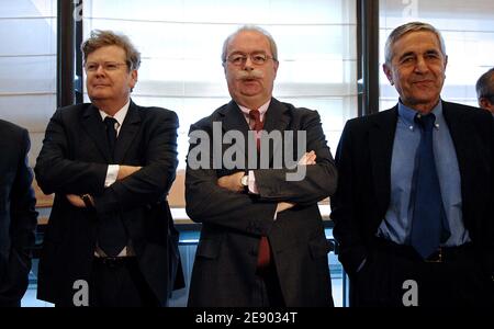 Gruppo petrolifero francese il Presidente totale Christophe de Margerie (C), il Direttore finanziario totale Robert Castaigne, il Presidente dell'Unione francese delle industrie petrolifere (R) e Michel Benezit (L) si preparano per un incontro sull'aumento dei prezzi del petrolio presso il Ministero dell'economia, a Parigi, in Francia, il 10 novembre 2007. Foto di Christophe Guibbaud/ABACAPRESS.COM Foto Stock