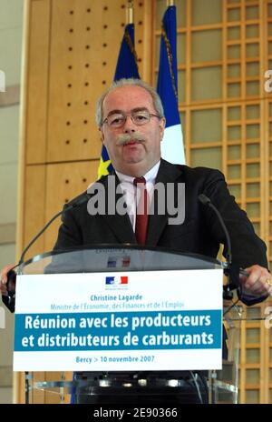 Gruppo petrolifero francese totale il Presidente Christophe de Margerie parla ai giornalisti dopo un incontro con i rivenditori di gas nel tentativo di frenare l'aumento dei prezzi, presso il Ministero dell'Economia, a Parigi, in Francia, il 10 novembre 2007. Foto di Christophe Guibbaud/ABACAPRESS.COM Foto Stock