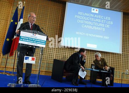 Gruppo petrolifero francese totale il Presidente Christophe de Margerie parla ai giornalisti con il Ministro dell'Economia Christine Lagarde e il Ministro Junior per il Commercio estero e le imprese Herve Novelli dopo un incontro con i dettaglianti di gas nel tentativo di frenare l'aumento dei prezzi, presso il Ministero dell'Economia, a Parigi, in Francia, il 10 novembre 2007. Foto di Christophe Guibbaud/ABACAPRESS.COM Foto Stock