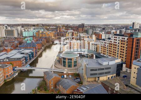 Foto aerea della zona nel centro di Leeds Conosciuto come Brewery Wharf in una bella giornata di sole estati Mostra gli edifici di Leeds e Liverpool Foto Stock