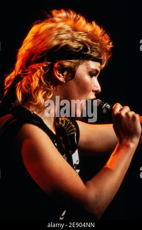 UTRECHT, PAESI BASSI - 13 NOVEMBRE 1983: Kim Wilde sul palco durante un concerto a Utrecht. Foto Stock