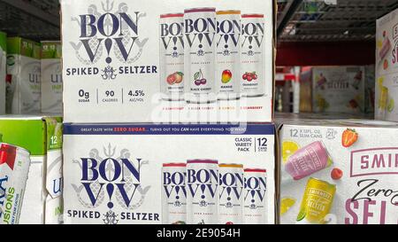 Orlando, FL USA - 31 Gennaio 2021: Casi di bevande alcoliche Seltzer con punta dura Bon viv in un negozio Sams Club. Foto Stock