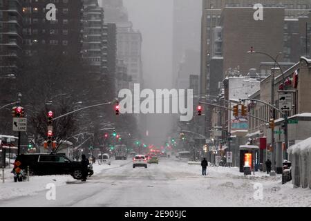 New York City, New York, Stati Uniti. 01 Feb 2021. Una vista che guarda a nord sulla trafficata Eighth Avenue di Manhattan come una grande tempesta di neve ha oscilizzato oggi l'area di New York City. Si prevede che la città potrebbe ottenere fino a due piedi di neve prima che la tempesta si abbatterebbe. Credit: Adam Stoltman/Alamy Live News Foto Stock