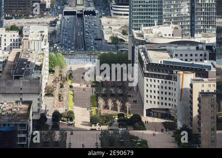 Vista dal Grande Arche sulla Avenue Charles de Gaulle e il Bassin Takis Foto Stock