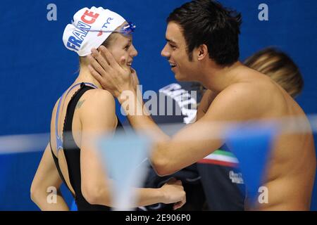 Il francese Laure Manaudou scherza con il suo ragazzo italiano Luca Marin durante la Coppa del mondo di nuoto FINA, a Berlino, in Germania, il 17 novembre 2007. Foto di Nicolas Gouhier/Cameleon/ABACAPRESS.COM Foto Stock