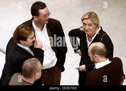 Marine le Pen partecipa al 13° congresso del fronte Nazionale a Bordeaux, in Francia, il 17 novembre 2007. Le Pen è stato rieletto presidente del fronte nazionale, e ha ottenuto il 97.67 per cento dei voti dei membri, ha detto che questo sarà quasi certamente il suo ultimo triennio come leader del partito da lui fondato nel 1972. Foto di Patrick Bernard/ABACAPRESS.COM Foto Stock