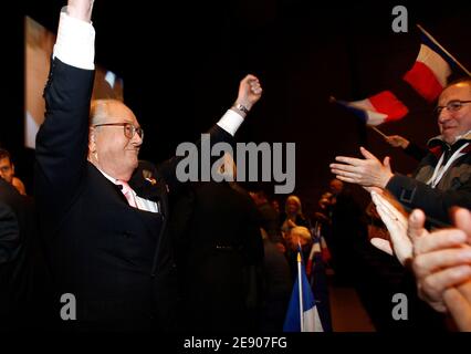 Il leader di estrema destra Jean-Marie le Pen con sua figlia Marine le Pen, sua moglie Jany, e Bruno Gollnisch durante il 13° congresso del fronte Nazionale a Bordeaux, in Francia, il 18 novembre 2007. Foto di Patrick Bernard/ABACAPRESS.COM Foto Stock