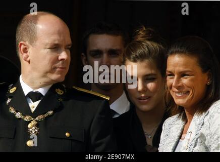 Il Principe Alberto II, Pierre e Charlotte Casiraghi e la Principessa Stephanie partecipano, dal balcone del Palazzo, alla cerimonia di rilascio standard e alla sfilata militare sulla piazza del palazzo di Monaco, come parte delle cerimonie del giorno della Nazionale il 19 novembre 2007. Foto di Nebinger-Orban/ABACAPRESS.COM Foto Stock