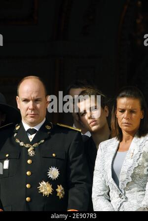 Il Principe Alberto II, Pierre e Charlotte Casiraghi e la Principessa Stephanie partecipano, dal balcone del Palazzo, alla cerimonia di rilascio standard e alla sfilata militare sulla piazza del palazzo di Monaco, come parte delle cerimonie del giorno della Nazionale il 19 novembre 2007. Foto di Nebinger-Orban/ABACAPRESS.COM Foto Stock