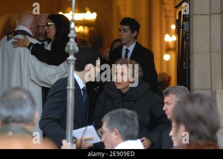 File photo - Liliane Bettencourt e sua figlia Francoise Bettencourt Meyers visto al funerale di Andre Bettencourt a Neuilly, Francia il 22 novembre 2007. Bettencourt era un ex ministro sposato con la famiglia l'Oreal eredita Liliane Schueller, che è la donna più ricca della Francia. Liliane Bettencourt è morto all'età di 94 anni è stato annunciato il 21 settembre 2017. Bettencourt è stata la persona più ricca in Francia e la terza donna più ricca del mondo con un valore netto di 40 miliardi di dollari. Era l'unica erede di l'Oreal, la più grande azienda di cosmetici del mondo, che è stata iniziata da suo padre, e un grande Foto Stock