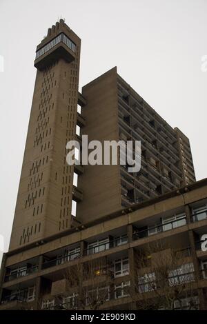 Trellick Tower, l'iconico blocco della torre brutalista, Golborne Road, Kensal Town, West London, Inghilterra, Regno Unito. Architetto: Erno Goldfinger Foto Stock