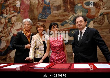 Christine Lagarde, Christine Albanel, Rachida dati e Denis Olivennes durante una cerimonia presso l'Elysee Palace per la consegna del rapporto di Denis Olivennes e la firma di un accordo sullo sviluppo e la protezione della scrittura culturale nelle nuove reti di comunicazione a Parigi, in Francia, il 23 novembre 2007. Foto di Giancarlo Gorassini/ABACAPRESS.COM Foto Stock