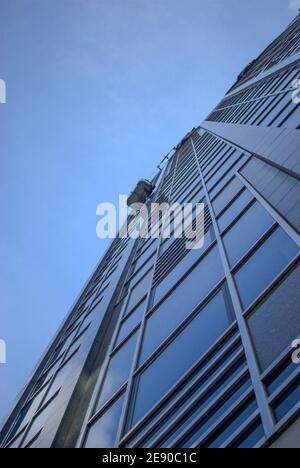 Pulizia delle finestre un alto edificio in Inghilterra UK Foto Stock