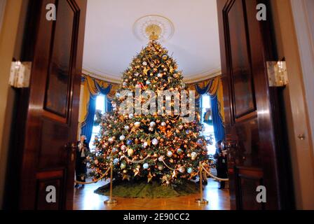 L'albero di Natale della Casa Bianca è visto durante la presentazione del tema di festa della Casa Bianca, 'Holiday in the National Parks,' nella Cross Hall della Casa Bianca, a Washington, DC, USA il 29 novembre 2007. Foto di Olivier Douliery /ABACAPRESS.COM Foto Stock