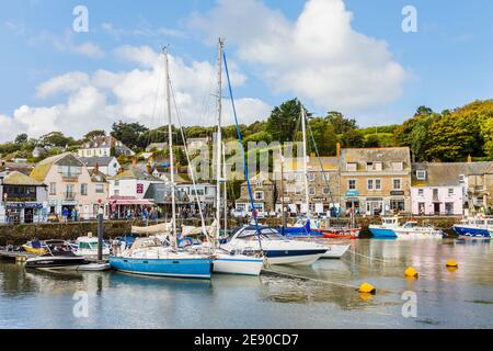 Barche a vela ormeggiate nel porto di Padstow, una piccola città/villaggio di pescatori sulla riva occidentale dell'estuario del fiume Camel, costa nord della Cornovaglia Foto Stock