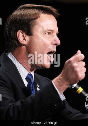 John Edwards (D-N.C.), ex Sen. John Edwards (D-N.C.), candidato presidenziale del 2008, parla alla riunione autunnale annuale del Comitato Nazionale democratico a Fairfax, VA, USA il 30 novembre 2007. Foto di Olivier Douliery/ABACAPRESS.COM Foto Stock