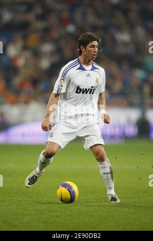 Sergio Ramos del Real Madrid in azione durante la partita di calcio della Lega Spagnola tra Real Madrid e Racing Santander allo stadio Santiago Bernabeu di Madrid, Spagna, il 1° dicembre 2007. Real ha vinto 3-1. Foto di Christian Liegi/ABACAPRESS.COM Foto Stock