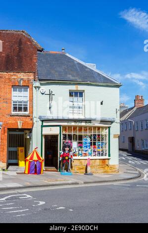 Un piccolo negozio di giocattoli in stile tradizionale, il Toy Box, a Sherborne, una città Dorset, Inghilterra sud-occidentale, Regno Unito in estate Foto Stock