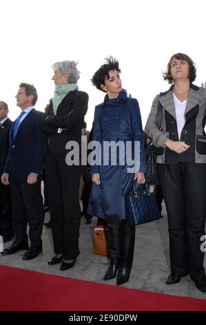 Bernard Kouchner, Christine Lagarde, Rachida dati e Christine Albanel partecipano alla cerimonia ufficiale all'aeroporto di Houari Boumedienne ad Algeri, il primo giorno della visita di stato di tre giorni del presidente Nicolas Sarkozy in Algeria, il 3 dicembre 2007. Foto di Christophe Guibbaud/ABACAPRESS.COM Foto Stock