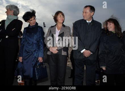 Christine Lagarde, Rachida dati, Christine Albanel, Jean-Marie Bockel e Fadela Amara partecipano alla cerimonia ufficiale all'aeroporto di Houari Boumedienne ad Algeri, il primo giorno della visita di stato di tre giorni del presidente Nicolas Sarkozy in Algeria, il 3 dicembre 2007. Foto di Christophe Guibbaud/ABACAPRESS.COM Foto Stock