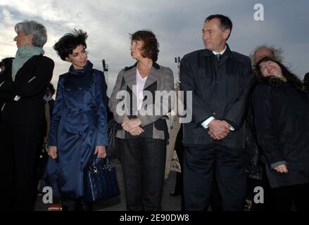 Christine Lagarde, Rachida dati, Christine Albanel, Jean-Marie Bockel e Fadela Amara partecipano alla cerimonia ufficiale all'aeroporto di Houari Boumedienne ad Algeri, il primo giorno della visita di stato di tre giorni del presidente Nicolas Sarkozy in Algeria, il 3 dicembre 2007. Foto di Christophe Guibbaud/ABACAPRESS.COM Foto Stock