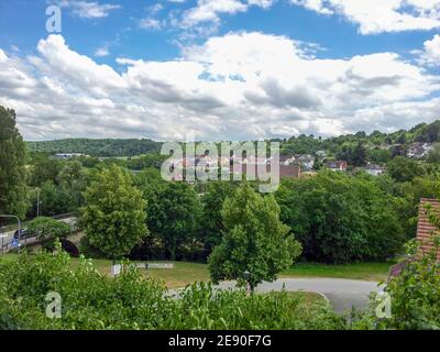Vista sull'idilliaco villaggio di Neudenau a baden-wuerttemberg, germania. Giornata di sole con cielo blu. Foto Stock