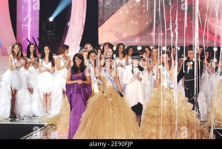 Miss Reunion Valerie Begue è incoronata Miss France 2008 durante il 2008 Miss France Pageant tenutosi al Kursaal di Dunkerque, Francia, l'8 dicembre 2007. Foto di Nicolas Khayat/ABACAPRESS.COM Foto Stock