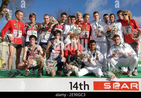 La squadra francese Junior Athletic ( Mourad Amdouni, Florien Carvalho, Hassan Chahdi, Youmes El Haddad, Rachid Amrane e Matthieu le Stum ) celebra la vittoria durante il 14° Campionato europeo di Cross Country, a Toro, Spagna, il 9 dicembre 2007. Foto di Stephane Kempinaire/Cameleon/ABACAPRESS.COM Foto Stock