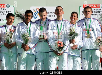 La squadra francese Junior Athletic ( Mourad Amdouni, Florien Carvalho, Hassan Chahdi, Youmes El Haddad, Rachid Amrane e Matthieu le Stum ) celebra la vittoria durante il 14° Campionato europeo di Cross Country, a Toro, Spagna, il 9 dicembre 2007. Foto di Stephane Kempinaire/Cameleon/ABACAPRESS.COM Foto Stock