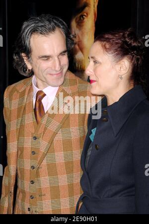 L'attore Daniel Day-Lewis e la sua moglie regista Rebecca Miller arrivano a Paramount Vantage prima di 'There Will Be Blood', che si tiene al Teatro Ziegfeld di New York City, NY, USA il 10 dicembre 2007. Foto di Gregorio Binuya/ABACAPRESS.COM Foto Stock