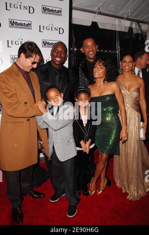 Gli attori Tom Cruise, Jaden Smith, Willow Smith, artista/modello hip-hop Tirese, attore Will Smith, attrice Jada Pinkett Smith e attrice Salli Richardson partecipano alla prima di 'i am Legend' dei Warner Brothers al WaMu Theatre di Madison Square Garden a New York City, NY, USA il 11 dicembre 2007. Foto di Gregorio Binuya/ABACAPRESS.COM Foto Stock