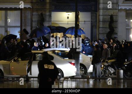 Il leader libico Moammar Gadhafi lascia il Ritz Hotel a Parigi, in Francia, il 11 dicembre 2007, dopo un incontro con gli intellettuali il secondo giorno della sua visita in Francia, mentre cresce la controversia sulla visita. Foto di ABACAPRESS.COM Foto Stock