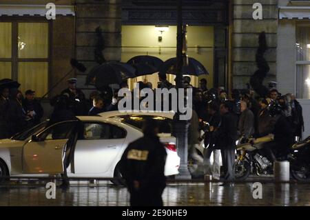 Il leader libico Moammar Gadhafi lascia il Ritz Hotel a Parigi, in Francia, il 11 dicembre 2007, dopo un incontro con gli intellettuali il secondo giorno della sua visita in Francia, mentre cresce la controversia sulla visita. Foto di ABACAPRESS.COM Foto Stock