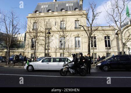 Il leader libico Moammar Gadhafi esce dall'hotel Marigny per visitare l'Assemblea Nazionale a Parigi, in Francia, il 11 dicembre 2007. Kadhafi è ospitato in questo hotel durante la sua prima visita in Francia per più di 30 anni. Foto di ABACAPRESS.COM Foto Stock