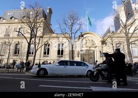 Il leader libico Moammar Gadhafi esce dall'hotel Marigny per visitare l'Assemblea Nazionale a Parigi, in Francia, il 11 dicembre 2007. Kadhafi è ospitato in questo hotel durante la sua prima visita in Francia per più di 30 anni. Foto di ABACAPRESS.COM Foto Stock