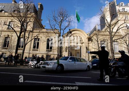 Il leader libico Moammar Gadhafi esce dall'hotel Marigny per visitare l'Assemblea Nazionale a Parigi, in Francia, il 11 dicembre 2007. Kadhafi è ospitato in questo hotel durante la sua prima visita in Francia per più di 30 anni. Foto di ABACAPRESS.COM Foto Stock