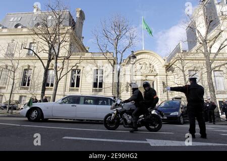 Il leader libico Moammar Gadhafi esce dall'hotel Marigny per visitare l'Assemblea Nazionale a Parigi, in Francia, il 11 dicembre 2007. Kadhafi è ospitato in questo hotel durante la sua prima visita in Francia per più di 30 anni. Foto di ABACAPRESS.COM Foto Stock