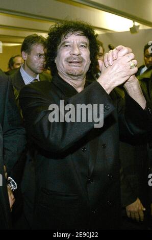 Il leader libico Moammar Gadhafi si occupa di un discorso tenuto presso la sede dell'UNESCO il secondo giorno della sua visita di sei giorni a Parigi, in Francia, il 11 dicembre 2007. Foto di Chesnot-Stevens/piscina/ABACAPRESS.COM Foto Stock