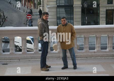 Jean-Hugues (R), padre e Stephane colonna (L), fratello del sospettato pistolero Yvan colonna, attende il verdetto in un tribunale speciale l'ultimo giorno del processo di colonna a Parigi, in Francia, il 13 dicembre 2007. Yvan colonna è accusato di aver ucciso l'ex Prefetto della Corsica Claude Erignac, il primo rappresentante del governo francese sull'isola della Corsica, ad Ajaccio il 6 febbraio 1998. Foto di Mousse/ABACAPRESS.COM Foto Stock