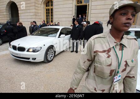 Il leader libico Moammar Gadhafi in auto, circondato dalle sue guardie del corpo femminile 'amazone', dopo la sua visita al Castello di Versailles, in Francia, il 14 dicembre 2007, durante l'ultima sorpresa turistica sulla sua visita di alto profilo in Francia. Foto di Patrick Kovarik/piscina/ABACAPRESS.COM Foto Stock